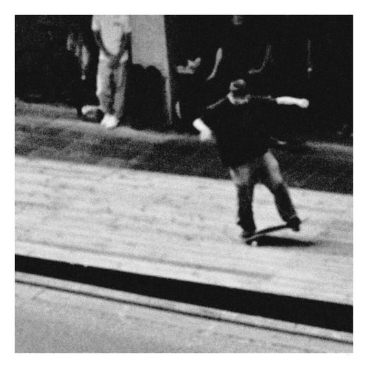 Main image Etre là 12/30